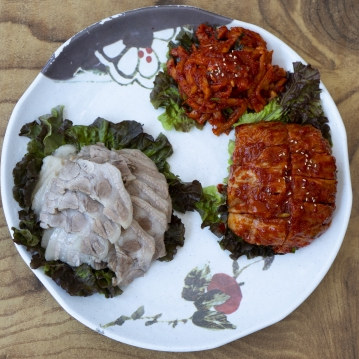 꽃무늬 접시에 담은 보쌈 수육, 무김치, 양념 배추 보쌈김치(위에서 본 모습)